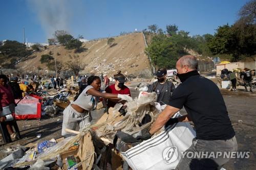 남아공인 폭동 후 청소 나서…구호단체 식료품 나눠줘