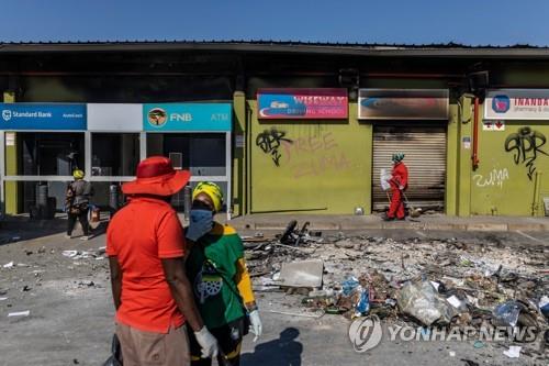 남아공인 폭동 후 청소 나서…구호단체 식료품 나눠줘