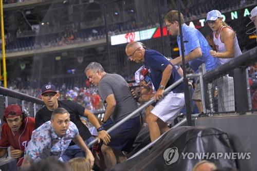 美 워싱턴DC서 프로야구 경기 중 총성…관중들 혼비백산 대피