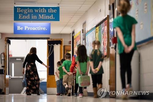 미국소아과학회 "백신 맞았어도 학교서 마스크 써야" 권고