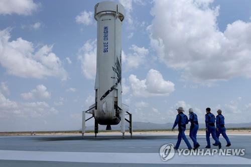 우주여행 꿈 이룬 베이조스, 카우보이모자 쓰고 '엄지척'