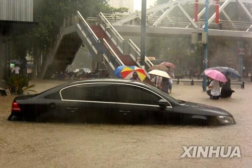 중국 정저우서 폭우로 지하철에 갇힌 시민 12명 사망