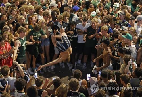 밀워키 NBA 챔피언십 우승축하 인파 속 잇단 총격…3명 부상