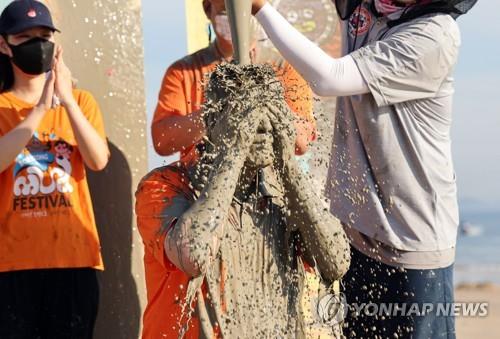 '진흙 향연' 보령머드축제 개막…대천해변서 내달 1일까지 열려
