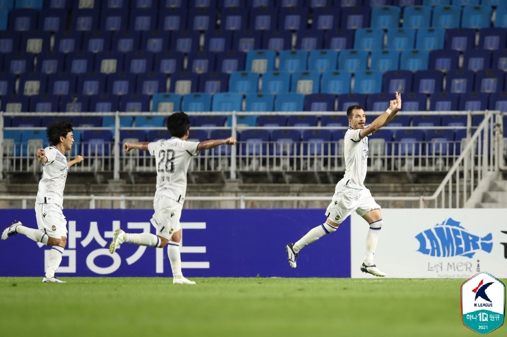 '무고사 멀티골' 인천, 수원에 2-1 역전승…시즌 첫 연승