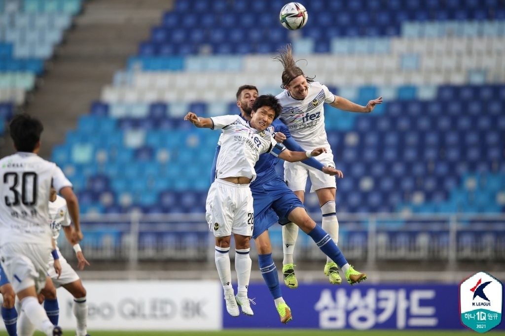 '무고사 멀티골' 인천, 수원에 2-1 역전승…시즌 첫 연승