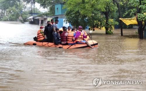 최대 594㎜ 물폭탄에 곳곳 산사태…인도 서부 홍수 사망자 136명