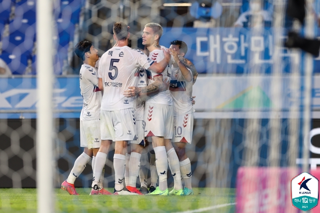 '라스 4골 폭발' 수원FC, 선두 울산에 5-2 완승…5위 도약