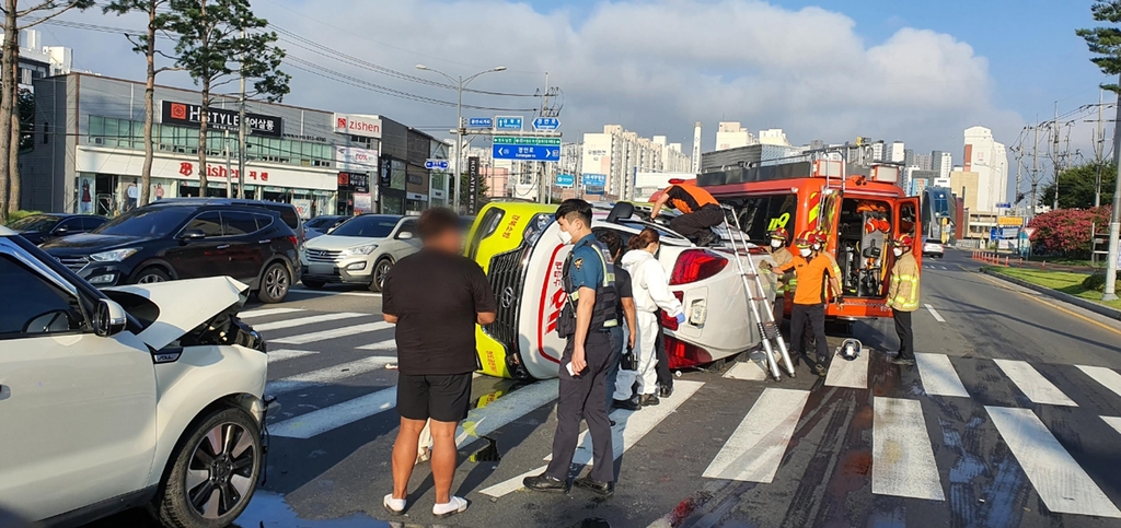 환자 이송하던 구급차 승용차와 충돌…3명 경상