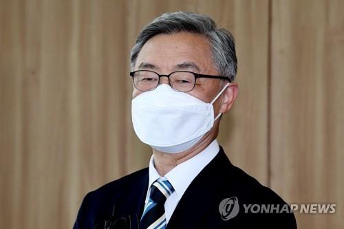 尹, 부산서 국힘 의원들과 오찬…崔, 유엔군 화장장 방문