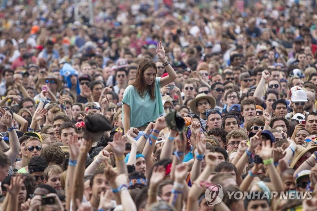 코로나 재확산 우려 속 하루 10만명 참여 美 록 축제 강행 논란