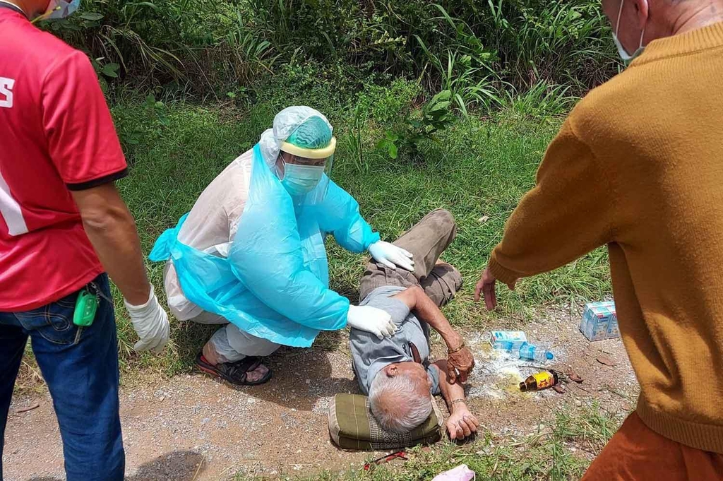 코로나도 서러운데…태국서 딸이 80세 부친 절에 버리고 줄행랑