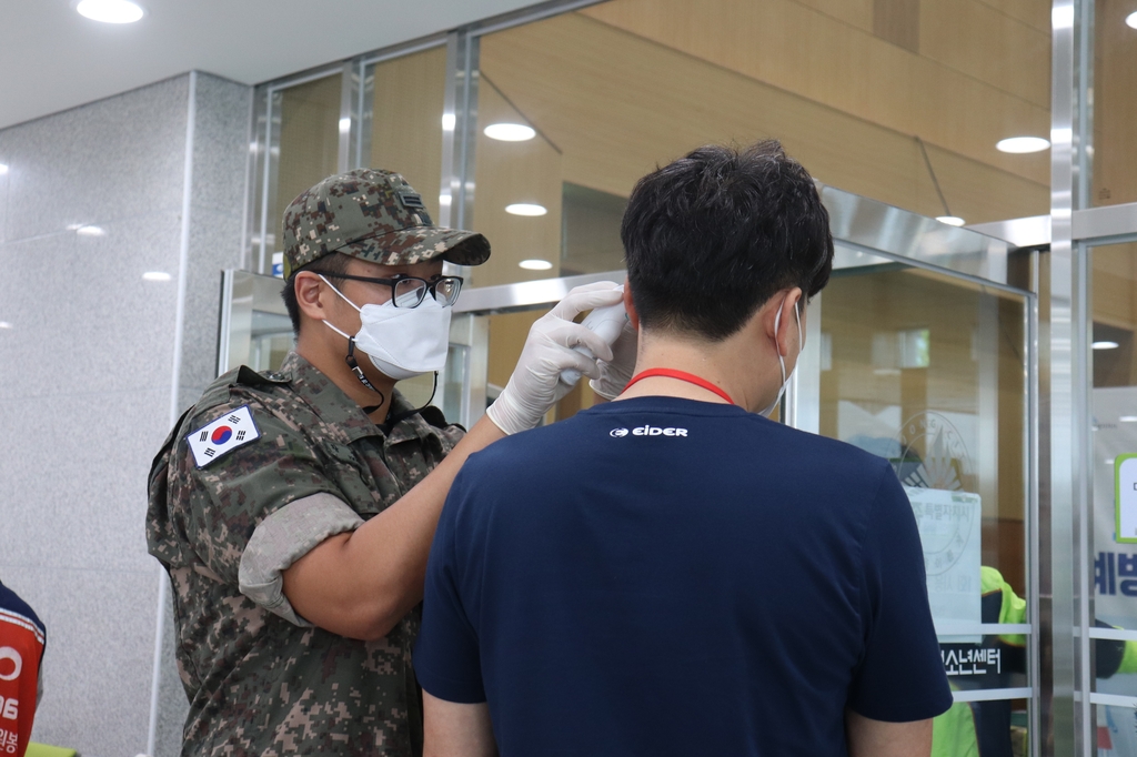 생활치료센터·백신저장소에서도…육군 장병 연일 '구슬땀'