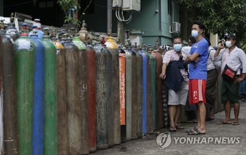 미얀마 '산소 전쟁'…절박한 시민들은 수입, 군부 이마저 빼앗아