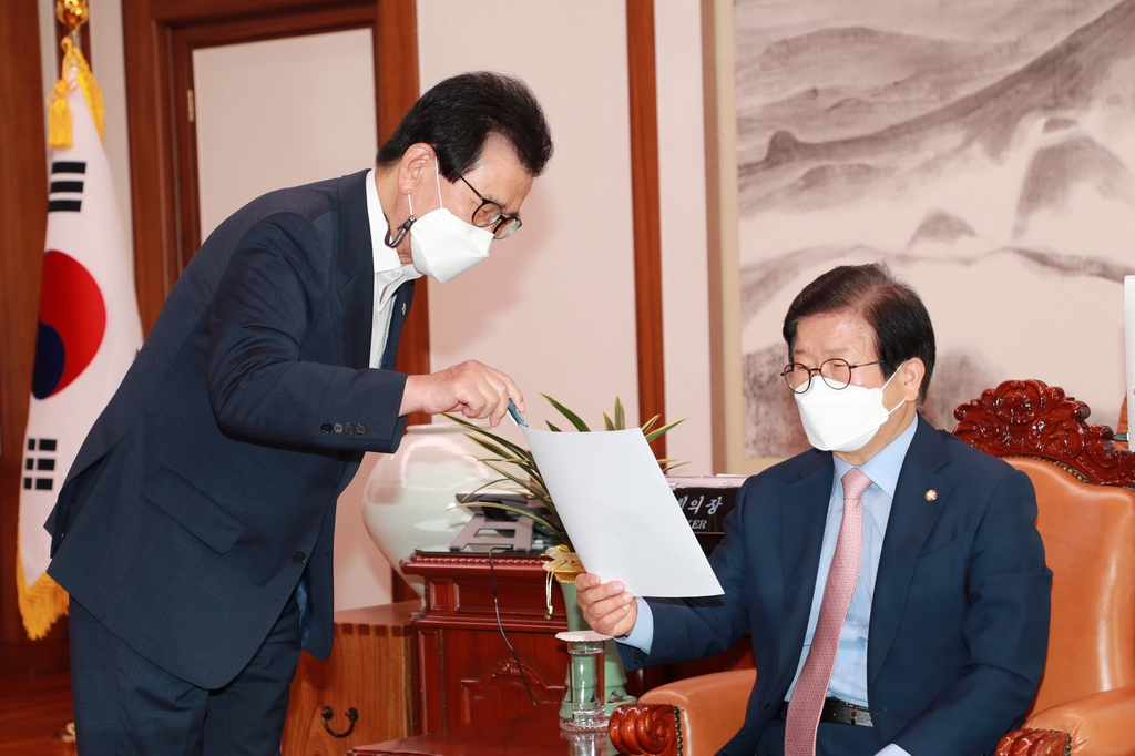 이시종 충북지사 국회 찾아 청주도심 통과 광역철도 지원 요청