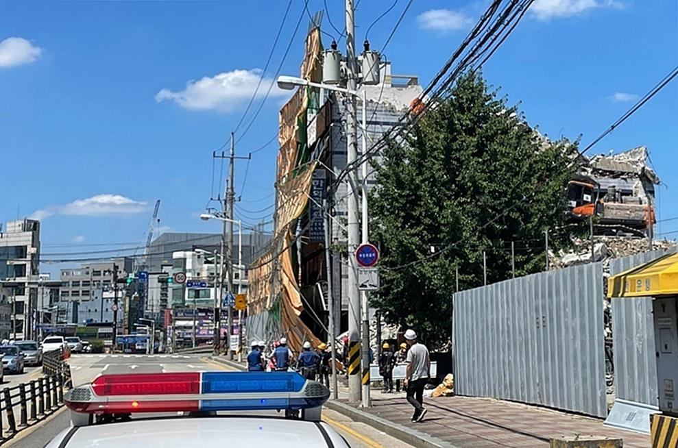 가림막 인도 덮친 의정부 철거현장에 '공사 중단' 명령