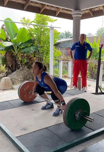 필리핀 '첫 금' 역도선수, 말레이서 물병으로 훈련한 까닭