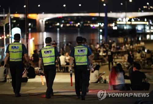 커피병에 맥주 옮겨 닮으며 "커피는 되죠"…심야 야외 음주 백태