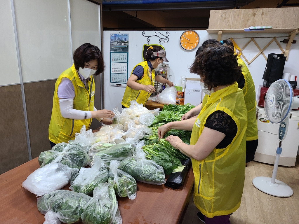 "밑반찬 지원 어려우면 식재료라도" 코로나가 바꾼 봉사 풍경