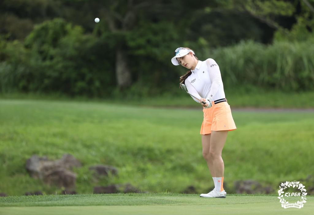 KLPGA 박결, 캐디가 '1초' 동안 우산 씌워줘 2벌타…규칙 위반