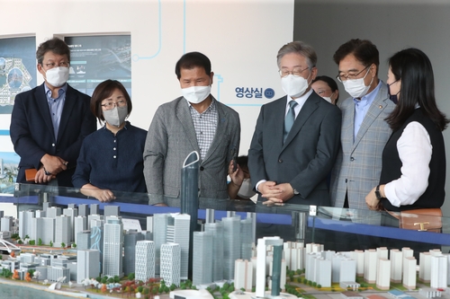 가덕도 찾은 이재명 "국토 균형발전에 동남권 신공항 필요"(종합)