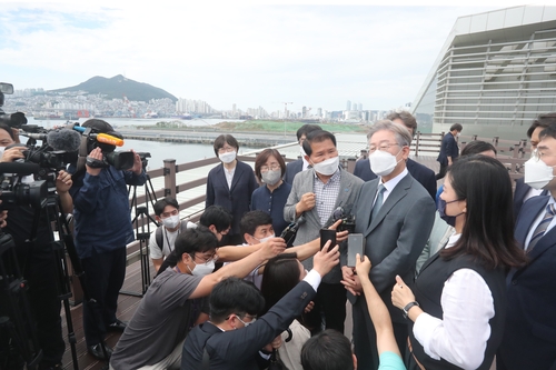 가덕도 찾은 이재명 "국토 균형발전에 동남권 신공항 필요"(종합)