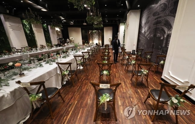 `수도권 4단계` 스포츠·전시회 규제 강화…결혼식은 부분 완화