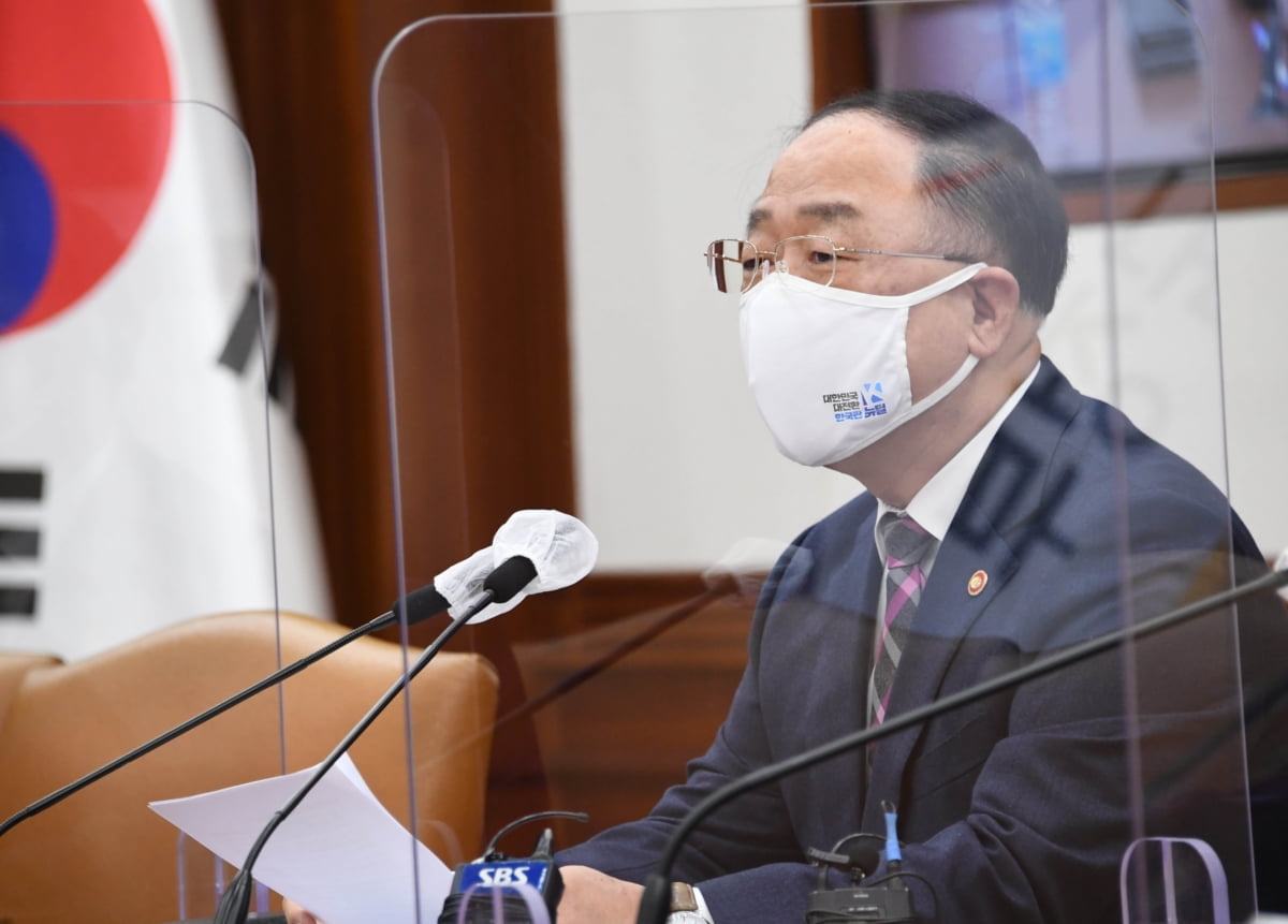 강경한 홍남기 "2차 추경, 정부 틀 견지…소상공인 지원 보강”