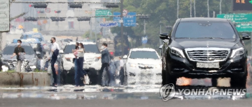 `38도 폭염` 다음 주에도 계속된다…태풍 `인파` 변수