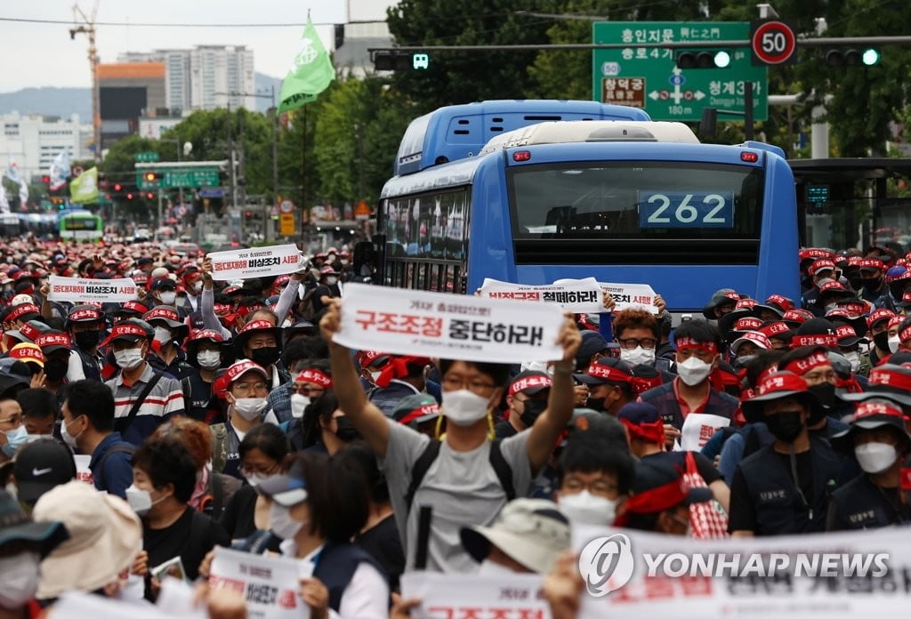 민주노총 8천명 종로서 `기습시위`…경찰, 수사 착수