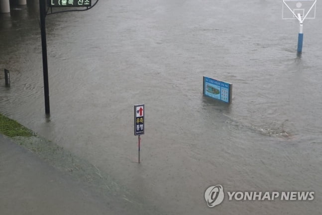 물폭탄 맞은 부산, 온천천 수위 상승…도로 6곳 통제