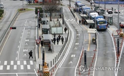 `확진자 폭증` 서울시, 밤 10시 이후 버스·지하철 20% 감축