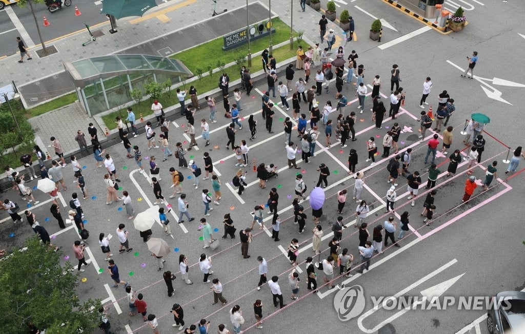 1300명 예상…수도권 4단계 여부 오전 발표