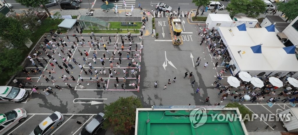 코로나19 신규 확진자 1,455명…`비수도권 5인금지` 발표