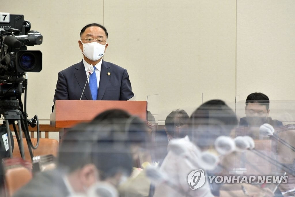 물러서기 시작한 홍남기 "캐쉬백 배달앱·온라인몰 검토"