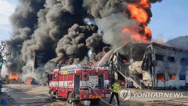 밀양 초동면 폐기물처리업체서 불…소방관 1명 탈진