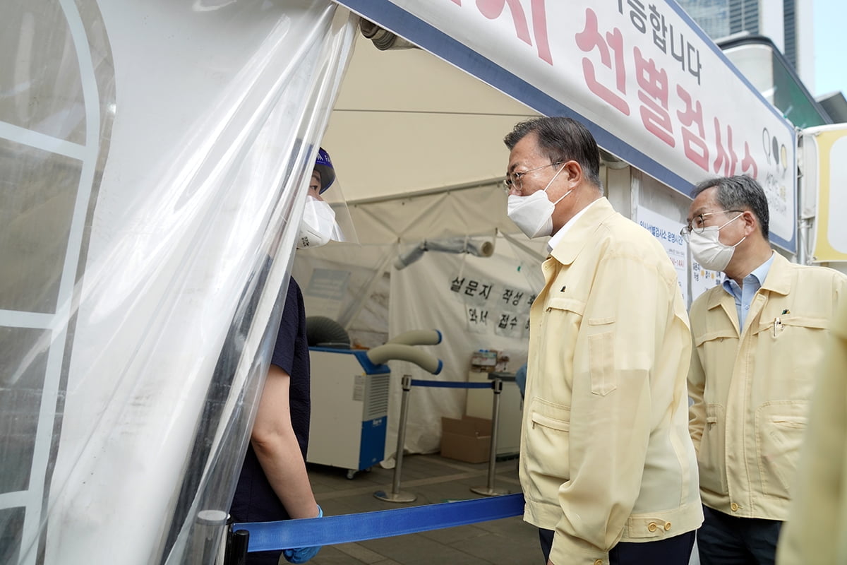 문 대통령, 여름휴가 연기…"코로나 상황 고려"