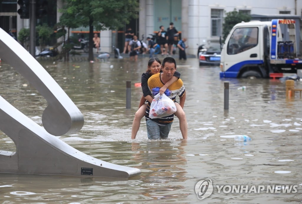 물바다 된 中정저우…457.5㎜ 폭우에 25명 사망