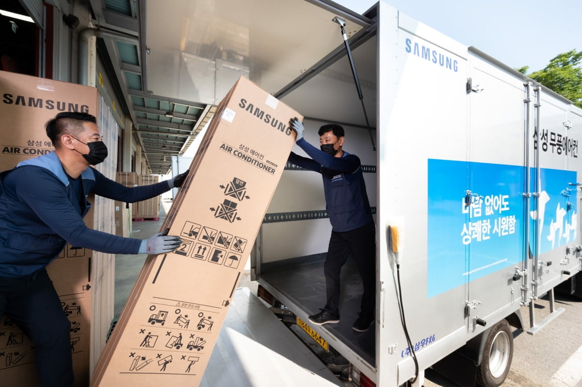 삼성전자로지텍 수원센터 물류창고에서 담당자들이 삼성 `비스포크 무풍에어컨`을 배송하기 위해 차량에 싣고 있다.