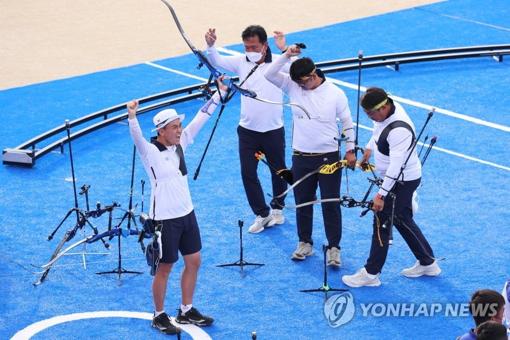 한국 남자양궁, 단체전 금메달…올림픽 2연패 달성