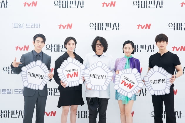 배우 진영(왼쪽부터), 박규영, 최정규 감독과 배우 김민정, 지성이 1일 오후 온라인 생중계된 tvN 새 토일드라마 '악마판사' 제작발표회에 참석했다. /사진제공=tvN