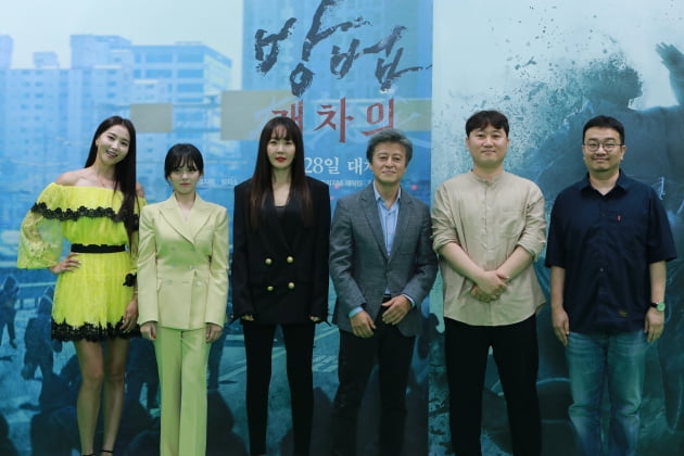 배우 오윤아(왼쪽부터), 정지소, 엄지원, 권해효, 김용완 감독, 연상호 작가가 6일 열린 영화 '방법: 재차의' 온라인 제작보고회에 참석했다. / 사진제공=CJ ENM