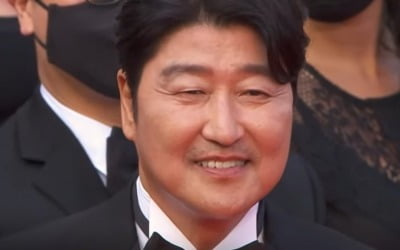 송강호, 한국 남자 배우 최초 칸영화제 심사위원…레드카펫서 여유로운 미소