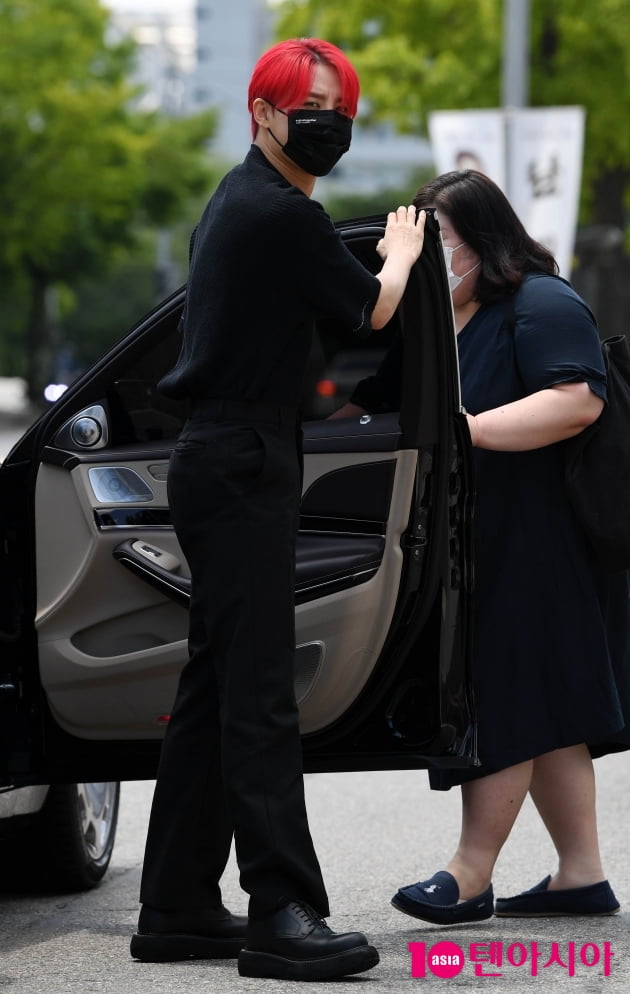 [TEN 포토] 김준수 '최고급 세단에서 하차'