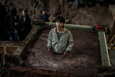 "한 번도 겪어보지 않은 상황"…차승원X김성균 '싱크홀' 현장 비하인드 공개