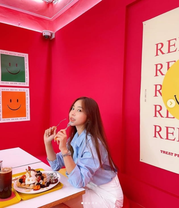 '박성광♥' 이솔이, 오늘도 세절예 미모...카페 기죽이는 분위기[TEN★]