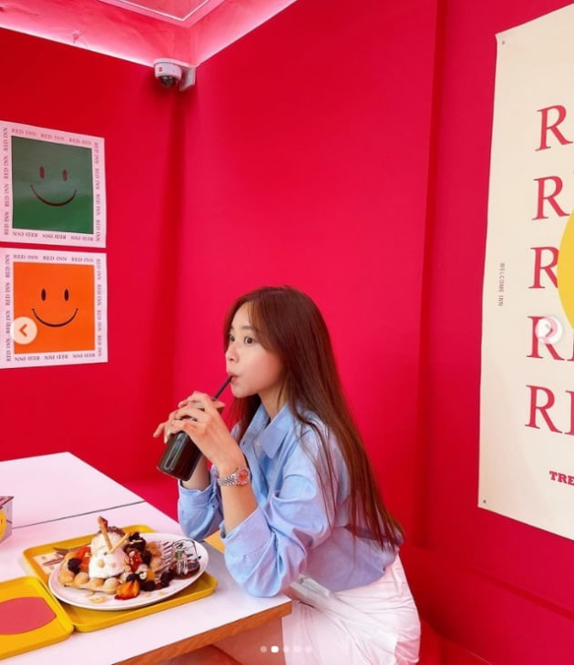'박성광♥' 이솔이, 오늘도 세절예 미모...카페 기죽이는 분위기[TEN★]