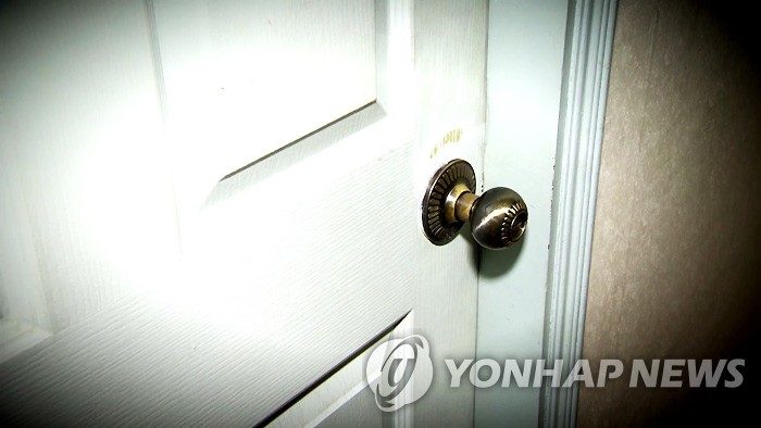 심야에 흉기 들고 이웃집 노크…2심서 유죄→무죄