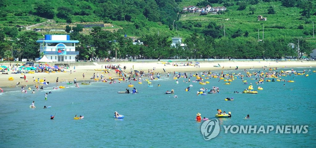 경남 해수욕장 깨끗합니다…수질·모래 환경 '적합'