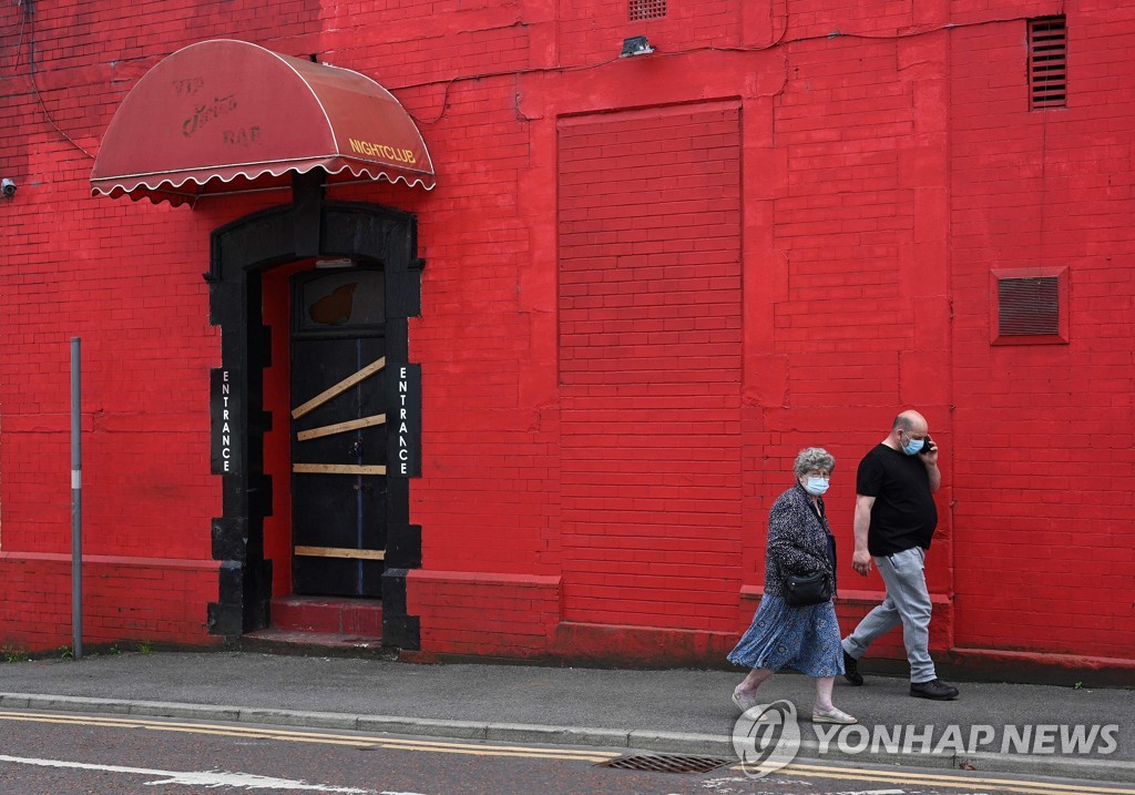 확진자 급증에도 방역제한 푼 영국…전문가들 '도박' 경고